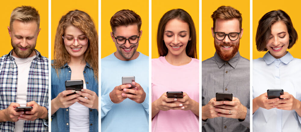 Mehrere junge Leute mit Smartphones vor gelbem Hintergrund