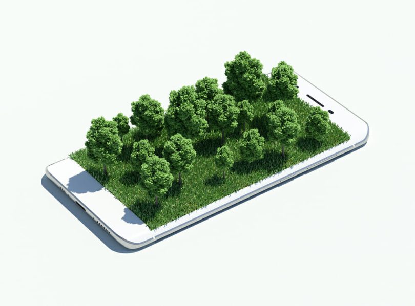 Nachhaltiges Handy mit Wechselakku, aus dessen Display eine Grünfläche mit Bäumen wächst