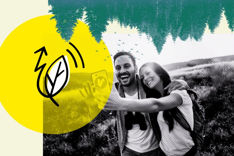 Junges Paar in der Natur macht Selfie mit nachhaltigem Handy