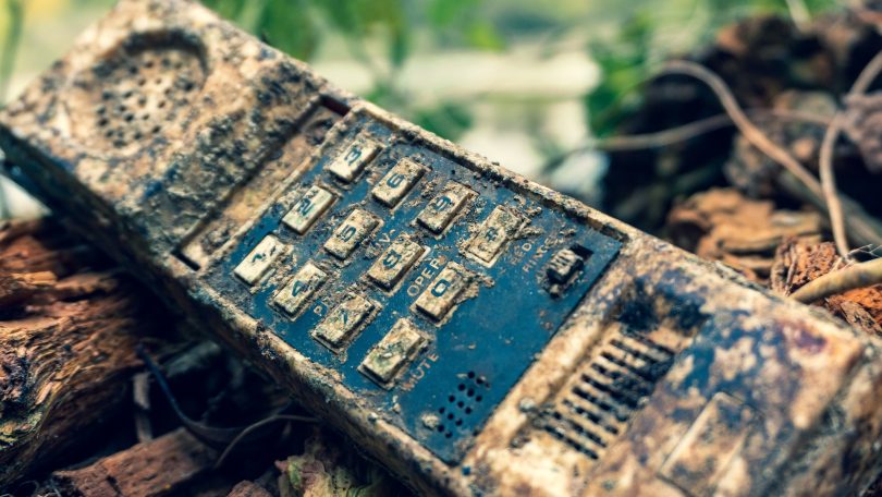 Altes defektes Telefon in der Natur