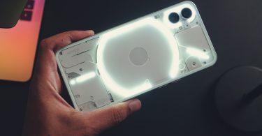 Nahaufnahme des nachhaltigen Smartphones Nothing Phone 2 mit leuchtendem Glyph-Interface